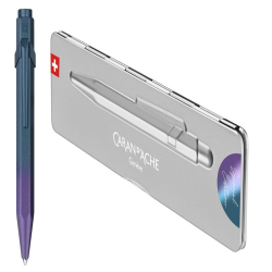 Długopis CARAN D'ACHE 849 Claim Your Style Edycja 5 w pudełku purple ocean-254075