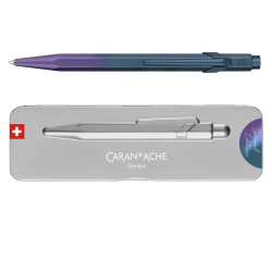 Długopis CARAN D'ACHE 849 Claim Your Style Edycja 5 w pudełku purple ocean-254076