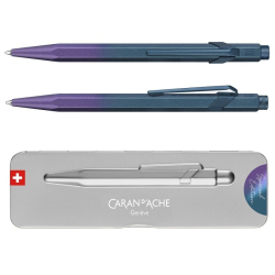 Długopis CARAN D'ACHE 849 Claim Your Style Edycja 5 w pudełku purple ocean-254081